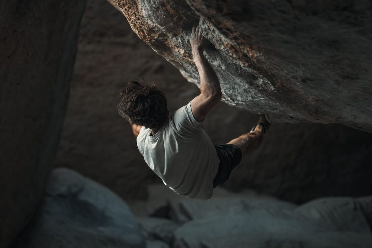 Fortgeschrittener Kletterer an einem Limit-Boulder.