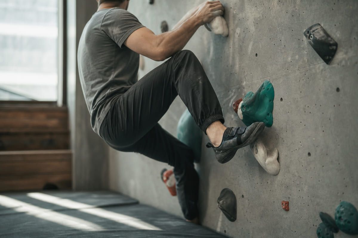 Kletteranfänger, die sich auf die Technik konzentrieren.