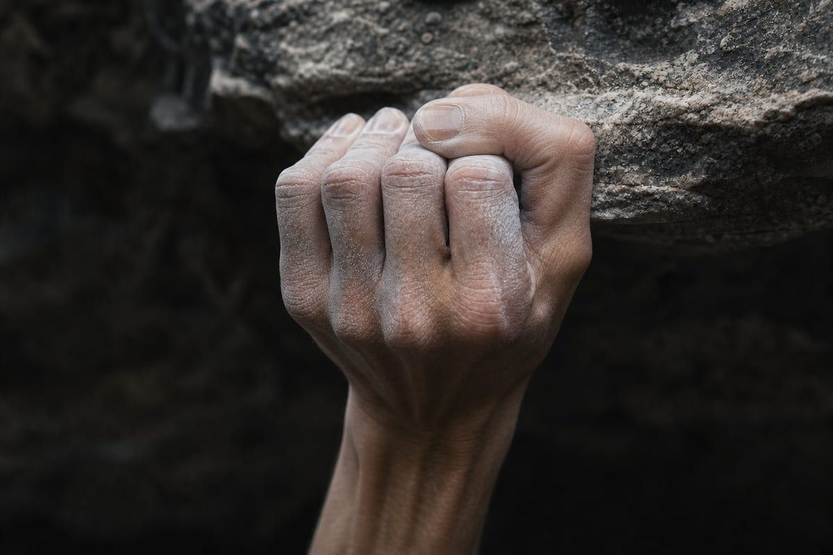 Full-Crimp-Griff, der die Finger stark belastet.