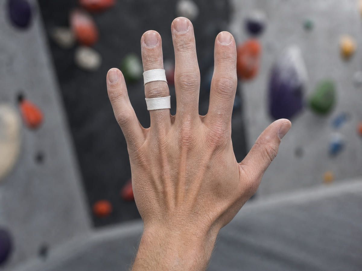 Mit H-Tape getapter Finger während der Rehabilitation des Ringbands.