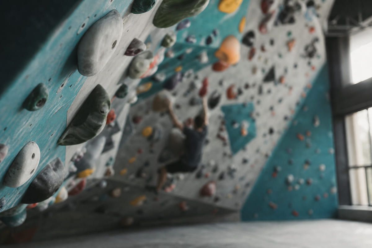 Deutsche Boulderhalle mit farbcodierten Routen.
