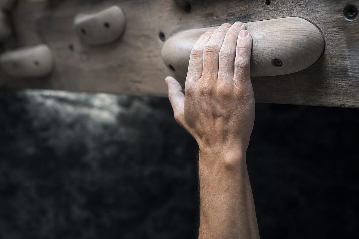 Vergleich zwischen Open Hand- und Crimp-Griffhaltung.