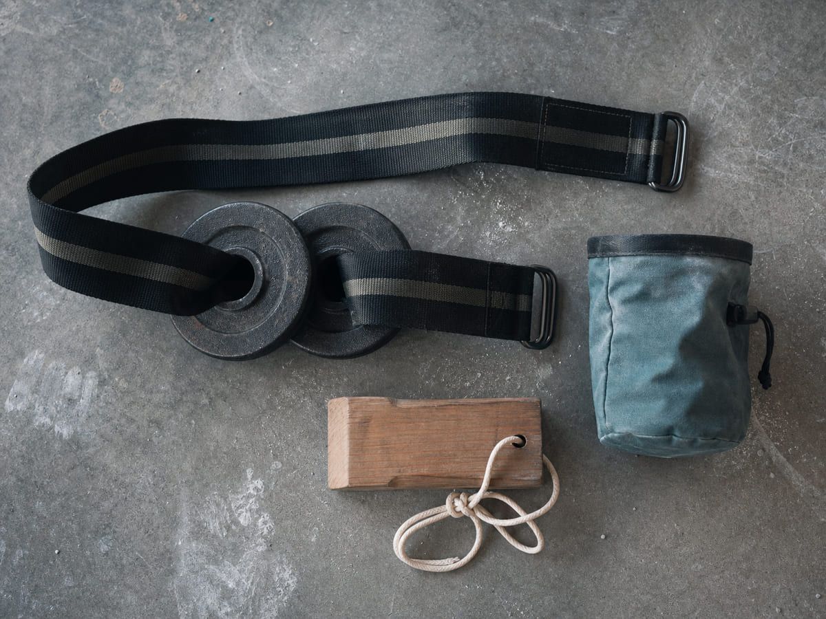 Hangboard added-weight equipment flat-lay.